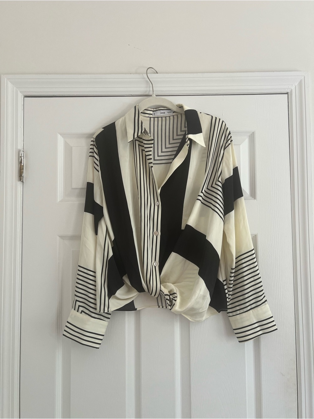 Black & Cream Geometric Striped Button-Twist-Front Women's Shirt